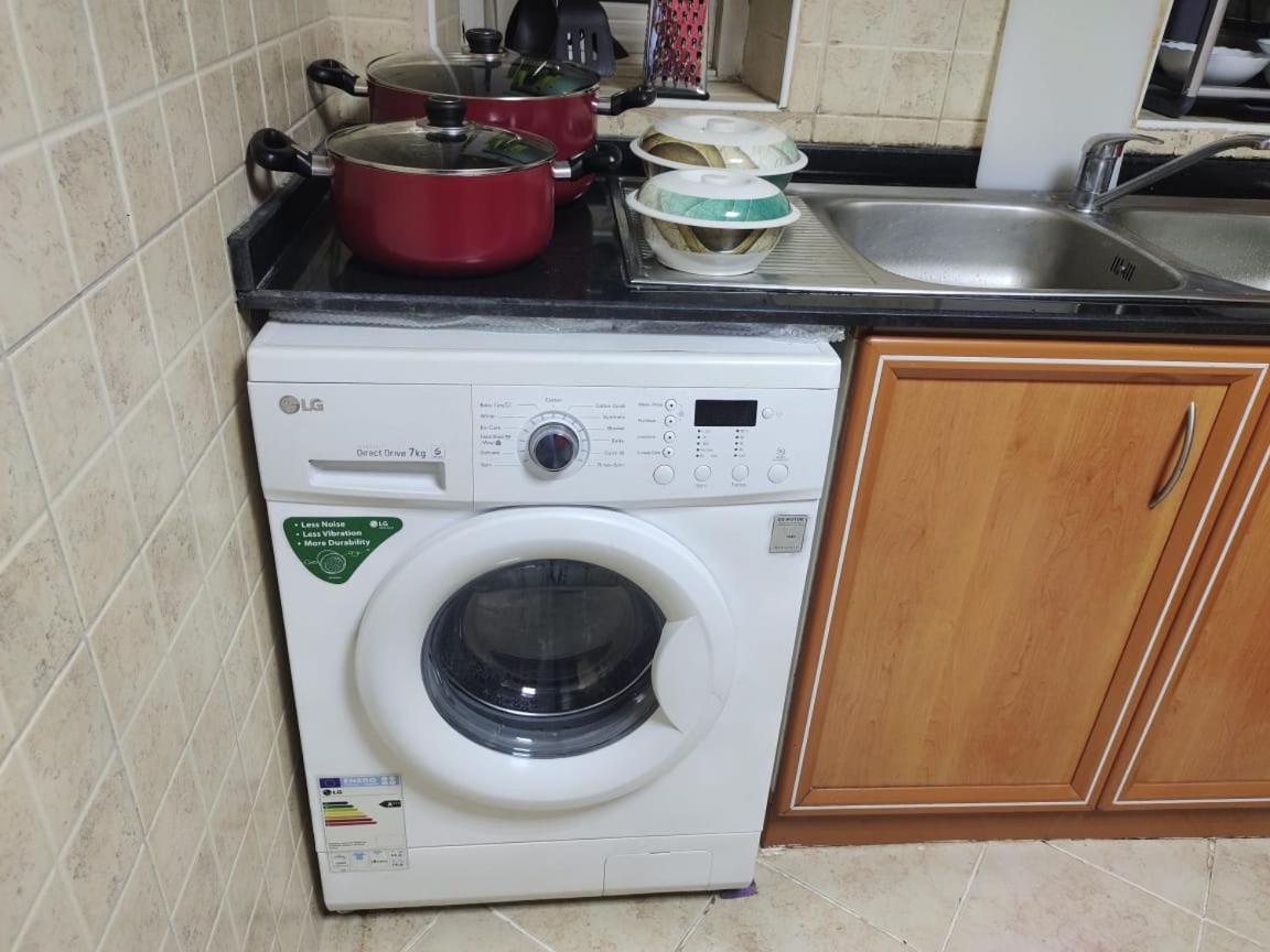 Arnim Suite - 3 Bedrooms Apartment Sharjah Esterno foto