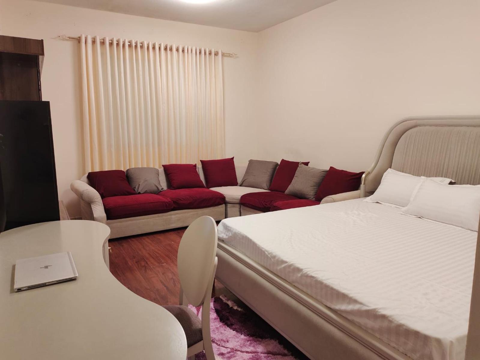 Arnim Suite - 3 Bedrooms Apartment Sharjah Esterno foto