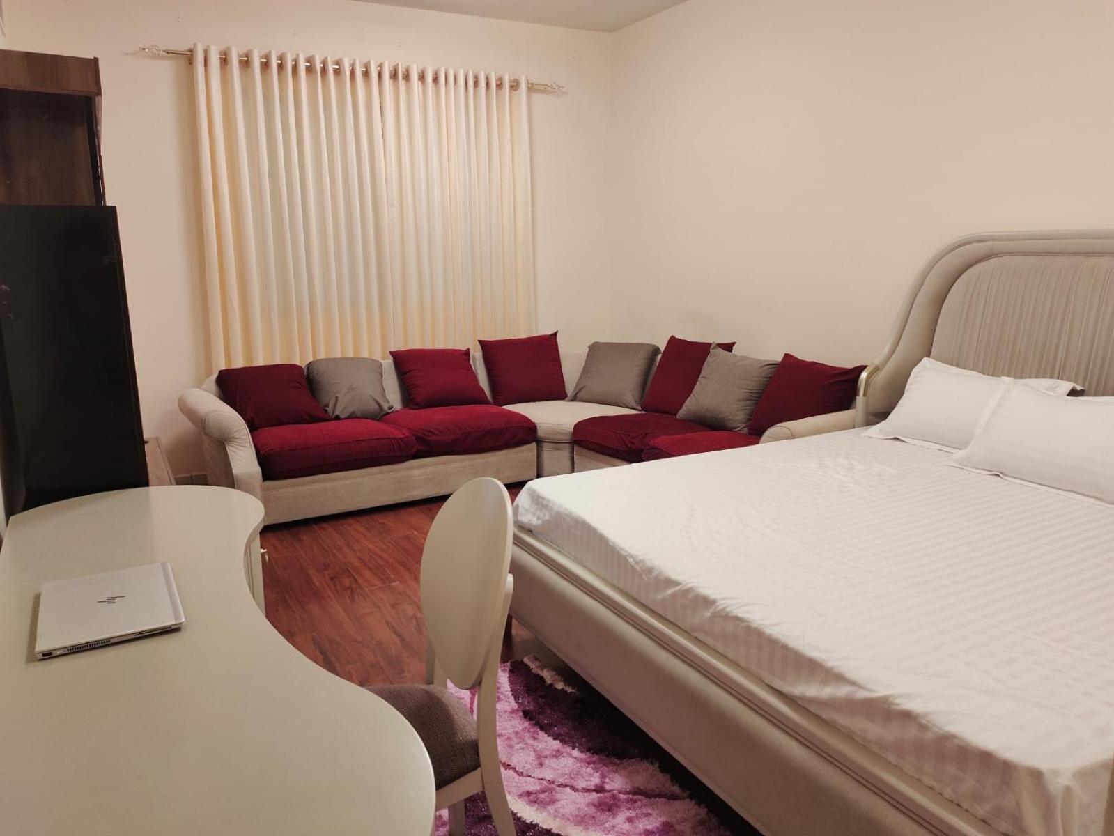 Arnim Suite - 3 Bedrooms Apartment Sharjah Esterno foto