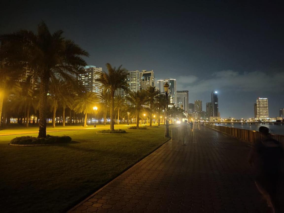 Arnim Suite - 3 Bedrooms Apartment Sharjah Esterno foto