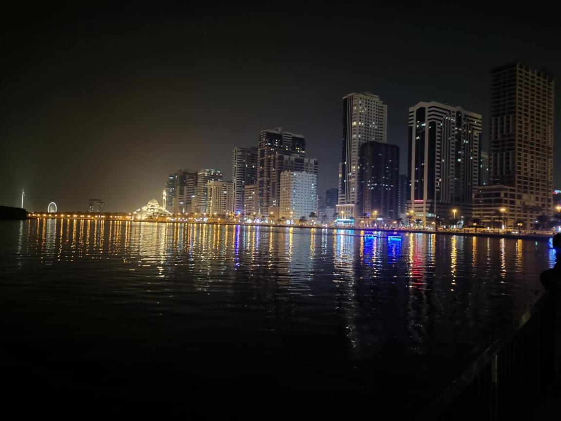 Arnim Suite - 3 Bedrooms Apartment Sharjah Esterno foto