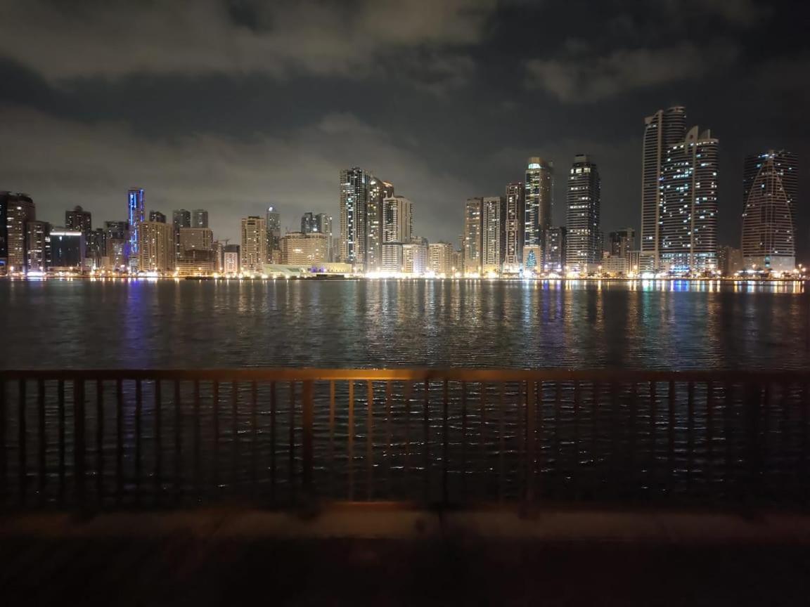 Arnim Suite - 3 Bedrooms Apartment Sharjah Esterno foto